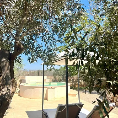Panzió Caratteristico Trullo Salentino Con Piscina