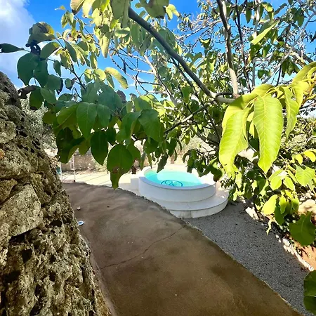 Caratteristico Trullo Salentino Con Piscina