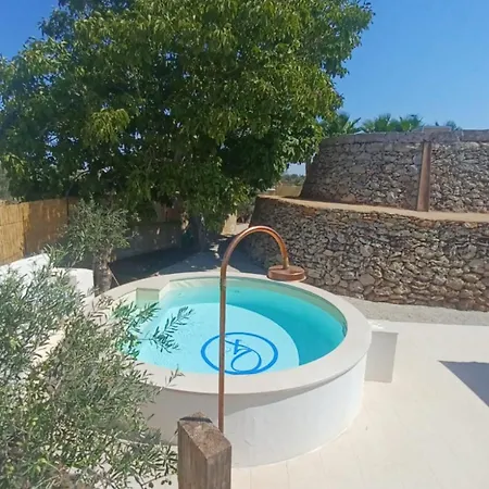 Caratteristico Trullo Salentino Con Piscina Panzió Racale