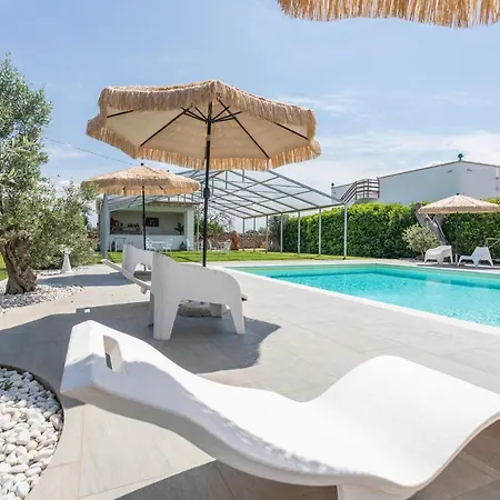 Trullo Con Piscina Privata Bed & Breakfast *